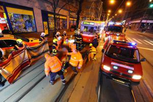 Osobu sraženou tramvají museli hasiči vyprošťovat