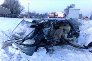 Opět nepozornost nebo hazard? Vlak na přejezdu smetl osobní auto