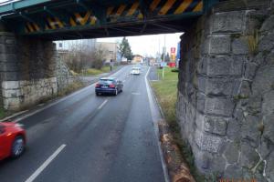 Je to marné, je to...V Klatovech se opět nevešlo nákladní auto pod viadukt