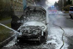 Ranní horká chvilka pro řidičku. Plameny ji vyhnaly z auta, pak vůz zcela zničily