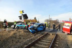 Vlak na Královéhradecku smetl osobní auto, řidič se zraněním přežil