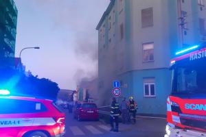 Hořelo jich několik najednou. Požár sklepních kójí v Brně zranil šest lidí