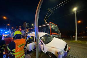 Nehoda osobáku s tramvají blokovala provoz v pražských Hlubočepích