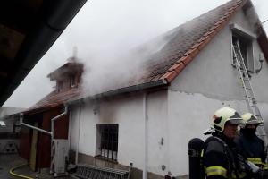 Dva dvoumilionové požáry v jednom dni. Pachatelem byla svíčka a ložisko