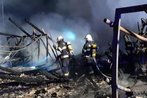 Jedenáct jednotek bojovalo s požárem haly na Nymbursku (VIDEO)