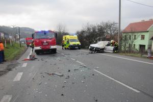 Hasiči po nehodě vyprošťovali řidiče vozidla. Ve Vizovicích kolaps v dopravě
