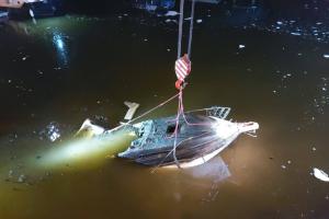 V Podolském přístavu v Praze hořela loď, plavidlo se potopilo (VIDEO)
