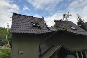 V tu ránu byla vejpůl. Vzrostlý strom rozčísl střechu rodinného domu