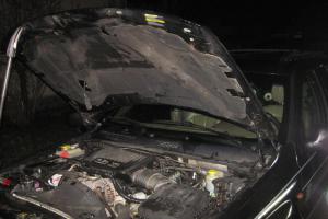 Řidič hasil hořící automobil s kbelíkem vody. Zastavil zrovna u studny