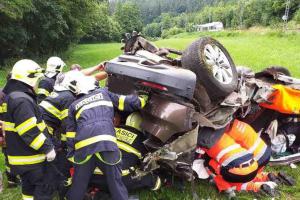 Nedala pozor a už to bylo. Vlak smetl auto i s řidičkou