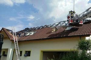 Při požáru rodinného domu zásah komplikovaly fotovoltaické panely