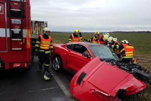 Nehoda u Mateřova. Mustang a Volkswagen v sobě a tři zraněné osoby