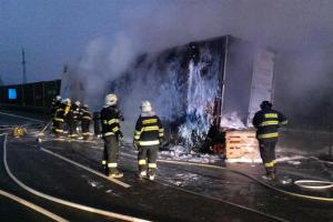 Návěsu praskla pneumatika a požár byl dílo okamžiku. Milionová škoda taky (VIDEO)