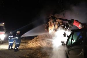 Seník u Radhostic hoří od soboty, v neděli hasiči s ohněm ještě zápasili