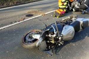 Motorkáři už opět vyjeli. A hned si jeden dlouho nezajezdí