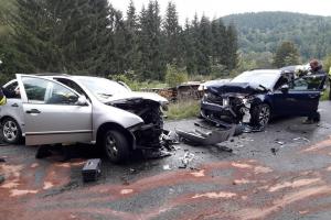 Dva zranění při nehodě dvou osobáků. Cestoval i pes, ten vyděšený utekl