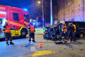 Převrácenou dodávku v Ostravě-Porubě postavili na kola svědci dopravní nehody
