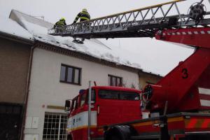 Extra: Nebezpečí sněhové nadílky číhá teď i na střechách domů
