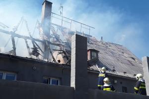 Kdo bude rychlejší? Oheň hasiče zaměstnal nejen u požáru lokomotivy