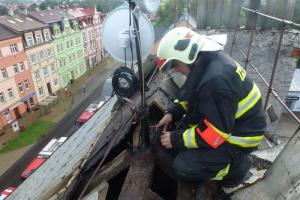 Blesk zapálil střechu domu v Karlových Varech, hasiči reagovali rychle