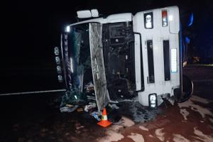 Hasiči smetanu neslízli. Z převráceného kamionu ji museli jen vykládat