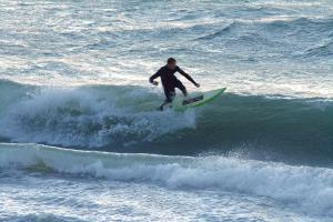 Sluníčko a surfing na přehradě. Hasiči pak troufalce zachraňovali