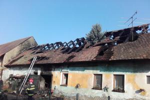 Noční požár rodinného domu na Benešovsku způsobil milionovou škodu