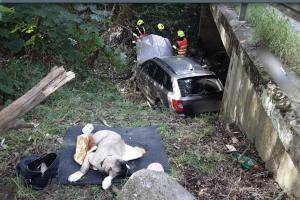 Po nárazu do stromu sjelo auto pod most a zůstalo ve strouze