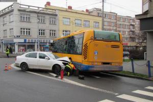 Řidič autobusu i škodovky do cíle nedojeli. Nabourali do sebe v centru Zlína