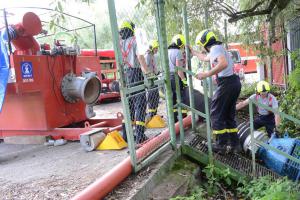 Hasičům se v obci Rosnice na Karlovarsku už podařilo snížit hladinu rybníku