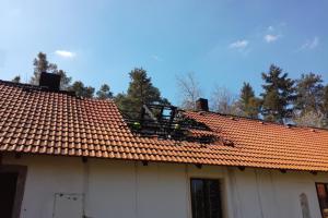 Osm jednotek zasahovalo u požáru střechy v Kostelci nad Vltavou Osm jednotek zasahovalo u požáru střechy v Kostelci nad Vltavou