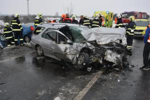 K vážné nehodě u Horního Bousova letěl vrtulník. Zraněno i jedno dítě