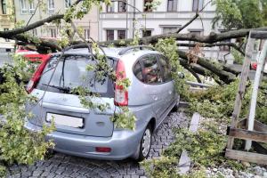 Následky velmi silné bouřky likvidovali hasiči celou noc