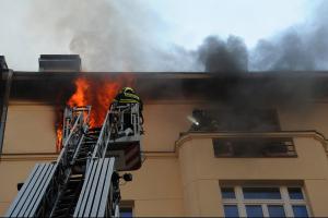 Při požáru bytu v pražských Holešovicích došlo k výbuchu. Čtyři hasiči zranění