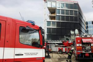 Požár na stavbě administrativní budovy, hasiči zachraňovali i jeřábníka (VIDEO)