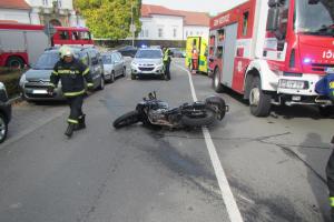 Místo u oběda motorkář skončil v nemocnici, srazil se s osobním autem