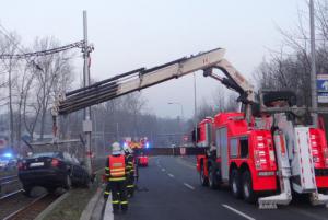 Ostravští hasiči vyprošťovali osobák z tramvajových kolejí a sloupu