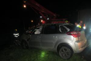 Osobní vůz zůstal po havárii ležet na střeše v potoce, jeli v něm tři lidé (VIDEO)