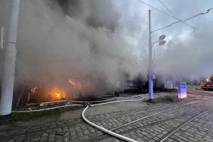 Aktuálně: Požár v pražské Modřanské ulici. Hasiči s ohněm úporně bojují