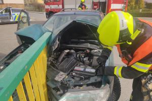 Z auta udělal jednohubku. Řidič vůz nabodl na zábradlí mostu