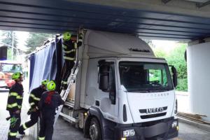 V Ústí nad Orlicí se kamion nevešel pod viadukt