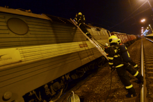 Pochodeň na kolejích. Požár slovenské lokomotivy ve Studénce (VIDEO)