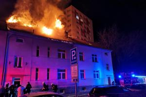 Moc toho nenaspali. Noční požár bytového domu v Českých Budějovicích