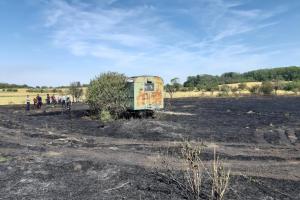 Při požáru pole na Mělnicku našli hasiči torzo lidského těla