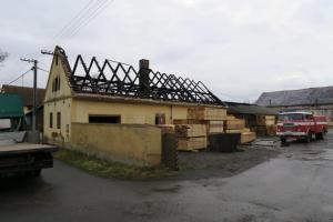 Smutek truhlářů v Přehýšově: Shořela střecha objektu pily