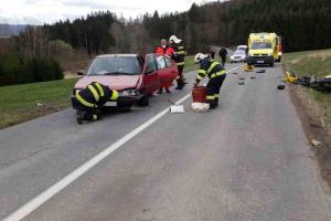 Motorkář si musí dát pauzu. Zranil se při kolizi se škodovkou