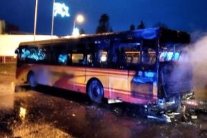 Na linku nevyjel, ale hořel na trutnovském nádraží. Autobus v plamenech