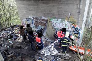 Bezdomovcům shořel přístřešek pod mostem, jednu osobu odvezla sanitka