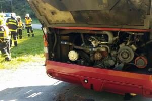Autobus plný dětí začal hořet. Řidič požár sám nezvládl