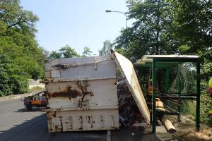 Překvápko pro cestující. Kontejner spadl z auta přímo na autobusovou zastávku